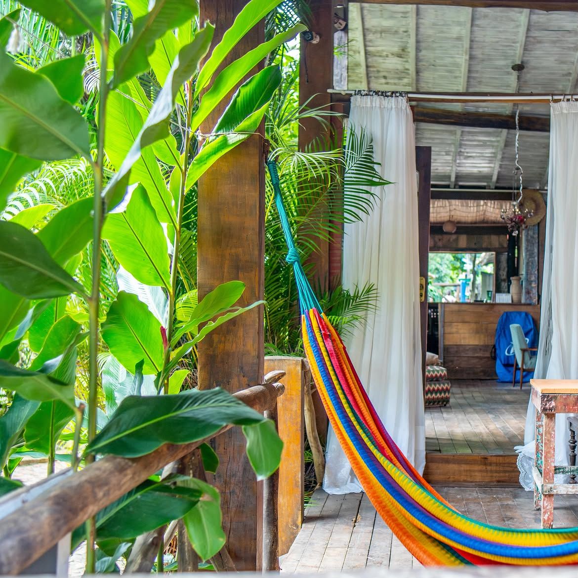 Rede colorida entre a vegetação da Mata Atlântica na Malu Eco Lodge