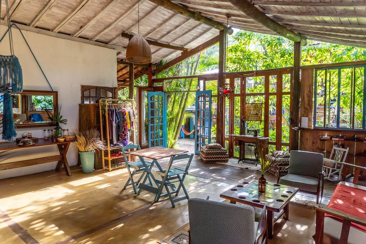 Salão de convivência aberto para o jardim