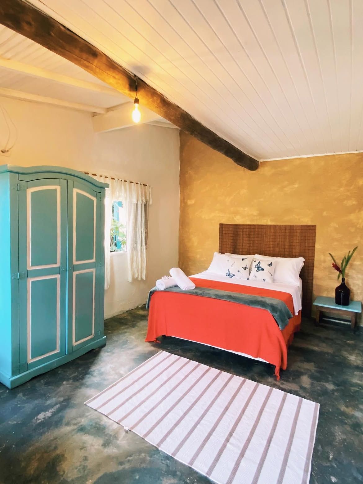 Quarto de casal com armário azul