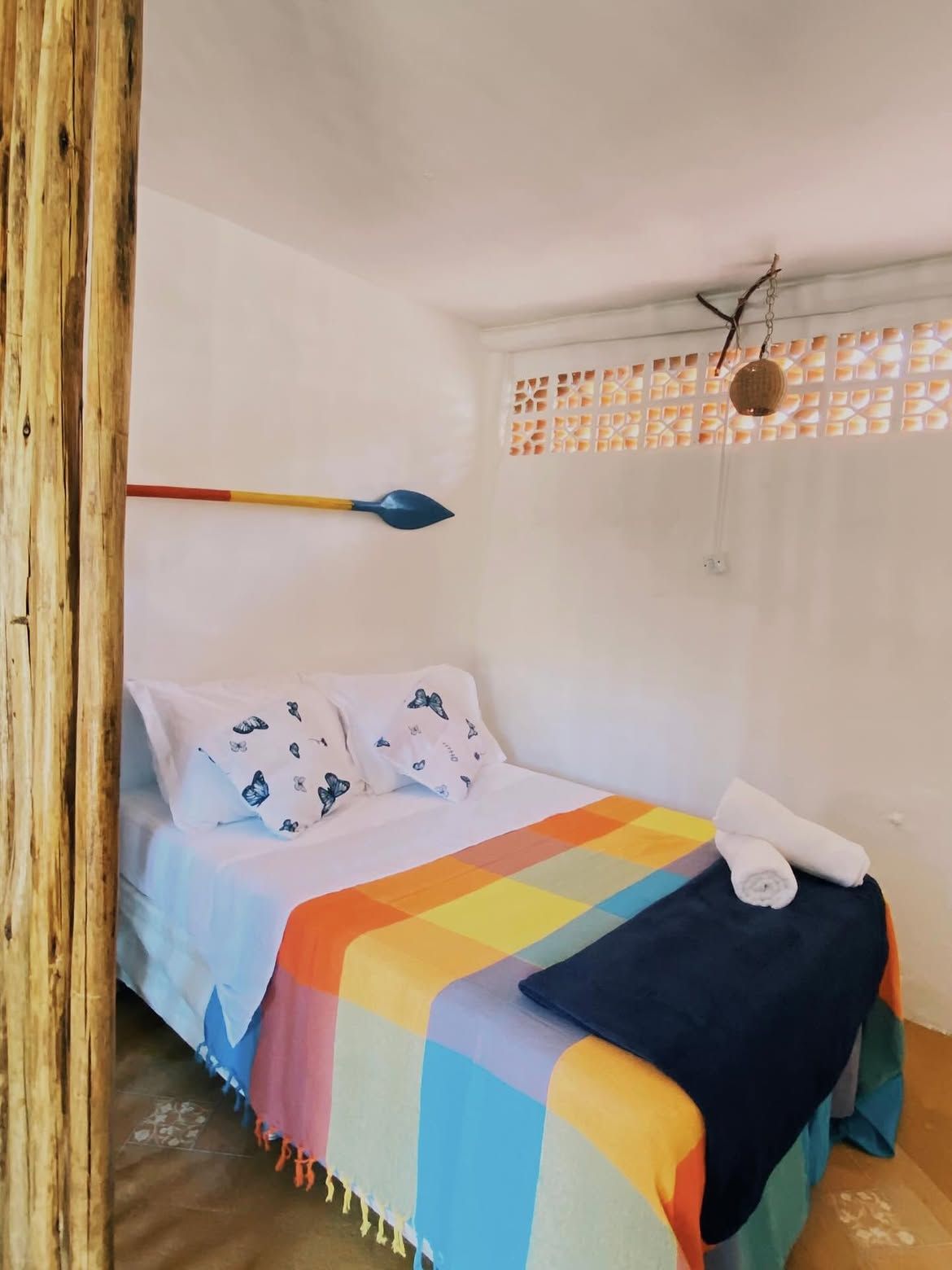 Quarto de casal com colcha listrada colorida